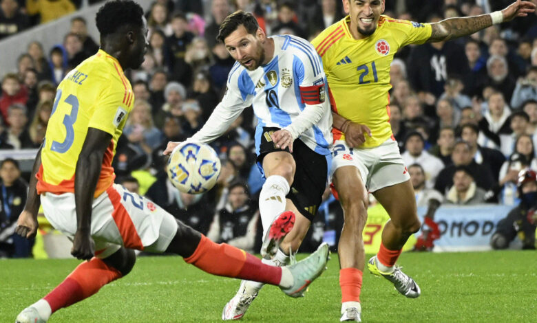 Lionel Messi intenta marcar ante Sánchez y Muñoz.