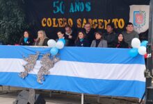 Autoridades en el desfile institucional.