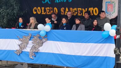 Autoridades en el desfile institucional.