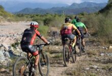 La competencia, en formato de parejas (XCM), ofrece dos recorridos de 30 y 46 kilómetros que atraviesan Los Laureles, el río Metán y la serranía
