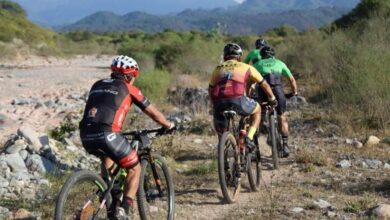 La competencia, en formato de parejas (XCM), ofrece dos recorridos de 30 y 46 kilómetros que atraviesan Los Laureles, el río Metán y la serranía