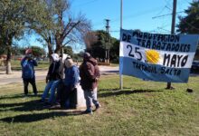 Un grupo de cooperativistas interrumpió el tránsito en una ruta nacional en Tartagal para exigir mayores pagos por trabajos de obra pública. Foto: RR SS