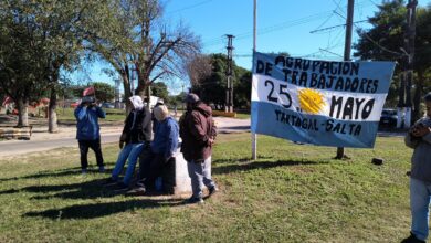 Un grupo de cooperativistas interrumpió el tránsito en una ruta nacional en Tartagal para exigir mayores pagos por trabajos de obra pública. Foto: RR SS