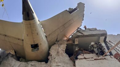 Esta imagen, tomado y publicado en la cuenta de X de la Fuerza Central de Seguridad Industrial (CISF) el 12 de junio de 2025, muestra la parte trasera de un avión de Air India tras estrellarse en una zona residencial cerca del aeropuerto de Ahmedabad (AFP)