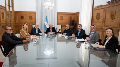 La primera foto del Consejo de Mayo. Gerardo Martínez, Carolina Losada, Federico Sturzenegger, Guillermo Francos, Alfredo Cornejo, Cristian Ritondo y Martín Rappallini.