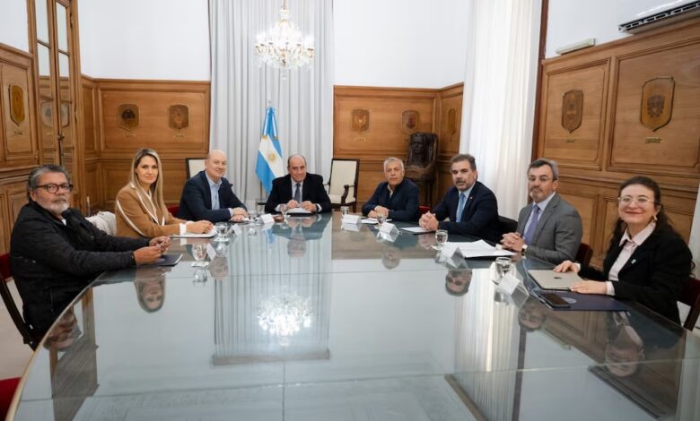 La primera foto del Consejo de Mayo. Gerardo Martínez, Carolina Losada, Federico Sturzenegger, Guillermo Francos, Alfredo Cornejo, Cristian Ritondo y Martín Rappallini.