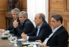 Juan Pazo, de ARCA; el ministro de Economía, Luis "Toto" Caputo; Guillermo Francos y el vicejefe de Gabinete del Interior, Lisandro Catalán