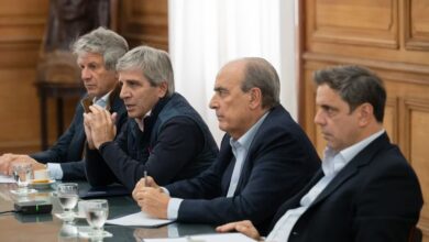 Juan Pazo, de ARCA; el ministro de Economía, Luis "Toto" Caputo; Guillermo Francos y el vicejefe de Gabinete del Interior, Lisandro Catalán