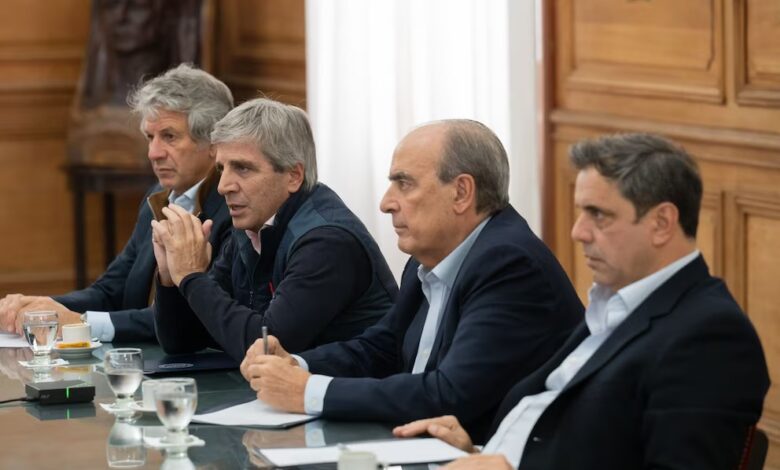 Juan Pazo, de ARCA; el ministro de Economía, Luis "Toto" Caputo; Guillermo Francos y el vicejefe de Gabinete del Interior, Lisandro Catalán