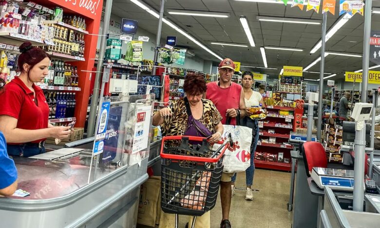 La Resolución General 5710/2025 dispuso que las compras de hasta 10 millones de pesos quedan exceptuadas de la percepción del IVA en supermercados (EFE)
