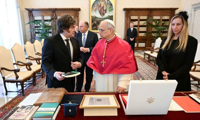 Milei se reunió con León XIV para discutir sobre la situación socioeconómica en Argentina