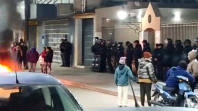 Un grupo de vecinos de Pichanal se manifestó frente a la vivienda del intendente Julio Jalit .Foto: RR SS