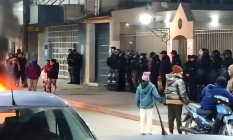 Un grupo de vecinos de Pichanal se manifestó frente a la vivienda del intendente Julio Jalit .Foto: RR SS