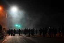 Policías enfrentan a bloqueadores en la población de Vinto, Cochabamba, el 11 de junio de 2025. REUTERS/Claudia Morales