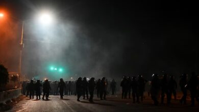 Policías enfrentan a bloqueadores en la población de Vinto, Cochabamba, el 11 de junio de 2025. REUTERS/Claudia Morales