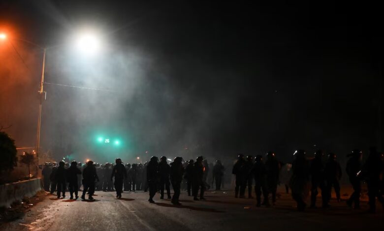 Policías enfrentan a bloqueadores en la población de Vinto, Cochabamba, el 11 de junio de 2025. REUTERS/Claudia Morales