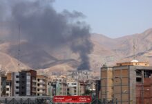 El humo se eleva por segundo día consecutivo desde el depósito de petróleo de Shahran, al noroeste de Teherán (AFP)