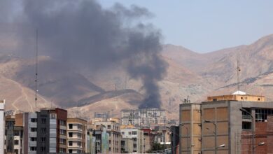 El humo se eleva por segundo día consecutivo desde el depósito de petróleo de Shahran, al noroeste de Teherán (AFP)