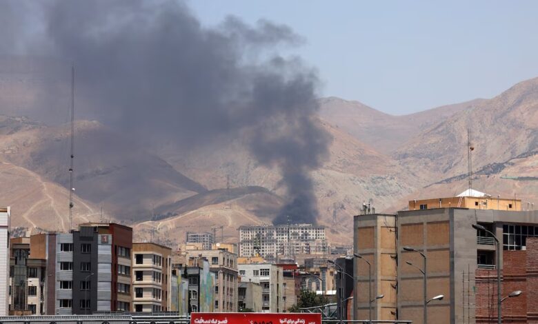 El humo se eleva por segundo día consecutivo desde el depósito de petróleo de Shahran, al noroeste de Teherán (AFP)
