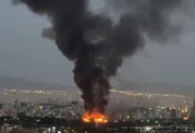 El humo se eleva desde un incendio en Teherán, Irán. (Redes sociales/vía REUTERS)