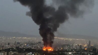 El humo se eleva desde un incendio en Teherán, Irán. (Redes sociales/vía REUTERS)