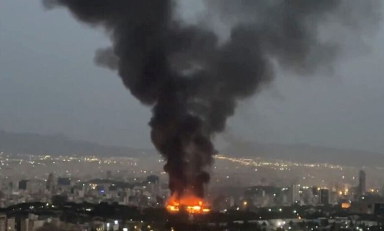 El humo se eleva desde un incendio en Teherán, Irán. (Redes sociales/vía REUTERS)