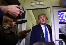 Trump habla con los periodistas a bordo del Air Force One. (REUTERS/Kevin Lamarque)