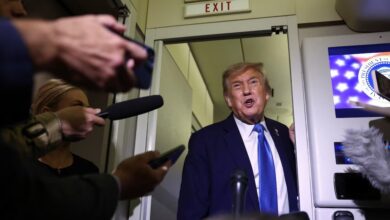 Trump habla con los periodistas a bordo del Air Force One. (REUTERS/Kevin Lamarque)