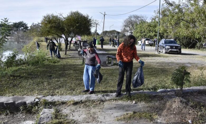 La Municipalidad de Campo Quijano impulsó una jornada de limpieza en el Dique Las Lomitas. Foto: RR SS