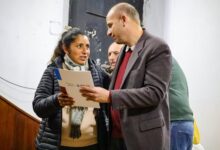 Borelli realizando la entrega de escrituras.