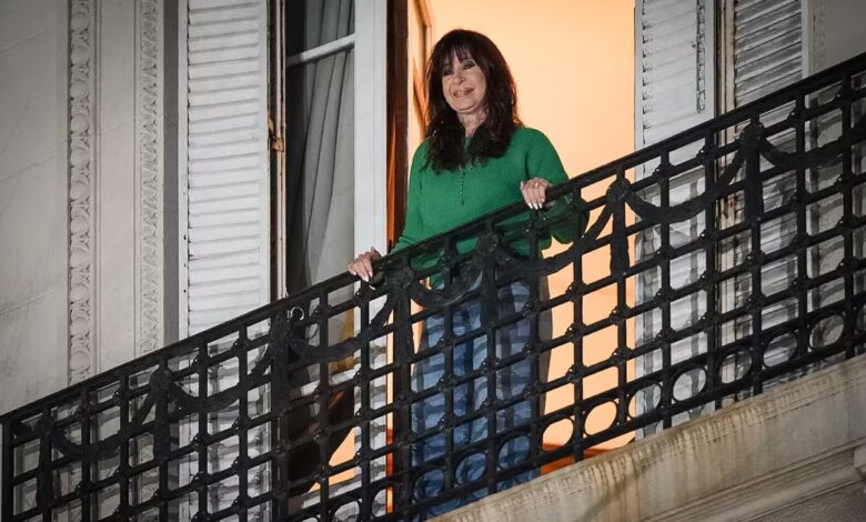 La ex presidenta en el balcón de su domicilio. Foto: La Nación