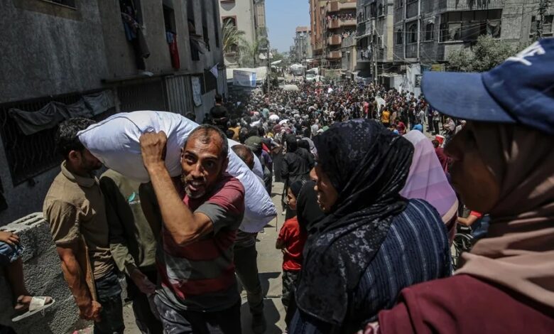 Reparto de ayuda humanitaria en la ciudad de Gaza, el 26 de junio. EFE/EPA/Mohamed Saber