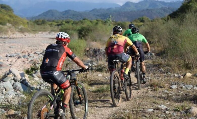 La competencia, en formato de parejas (XCM), ofrece dos recorridos de 30 y 46 kilómetros que atraviesan Los Laureles, el río Metán y la serranía