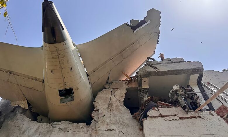 Esta imagen, tomado y publicado en la cuenta de X de la Fuerza Central de Seguridad Industrial (CISF) el 12 de junio de 2025, muestra la parte trasera de un avión de Air India tras estrellarse en una zona residencial cerca del aeropuerto de Ahmedabad (AFP)