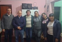 El senador Enrique Cornejo, junto a Mariana Martel, intendente Carlos Rosso, diputado Germán Rallé y vecinas, compartió avances sobre el proyecto de urbanización en Güemes.