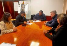 El intendente José María Issa firmó el acuerdo en Salta junto al secretario de Obras Públicas, Hugo de la Fuente. Participaron también la directora Iris López (Escuela Dávalos), Mónica Tula (Evelio Melián) y el diputado Sebastián Otero.