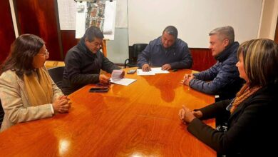 El intendente José María Issa firmó el acuerdo en Salta junto al secretario de Obras Públicas, Hugo de la Fuente. Participaron también la directora Iris López (Escuela Dávalos), Mónica Tula (Evelio Melián) y el diputado Sebastián Otero.
