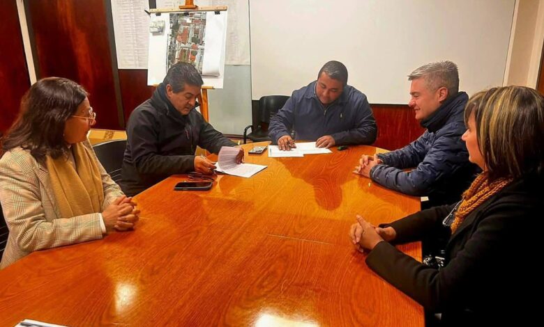 El intendente José María Issa firmó el acuerdo en Salta junto al secretario de Obras Públicas, Hugo de la Fuente. Participaron también la directora Iris López (Escuela Dávalos), Mónica Tula (Evelio Melián) y el diputado Sebastián Otero.
