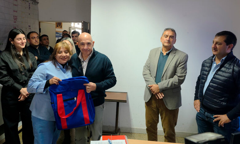 Junto al intendente Kuldeep Singh, el ministro de Salud, Federico Mangione encabezó la entrega de mejoras edilicias y tecnológicas en el área de pediatría del hospital local. Foto: Municipalidad de Rosario de la Frontera.