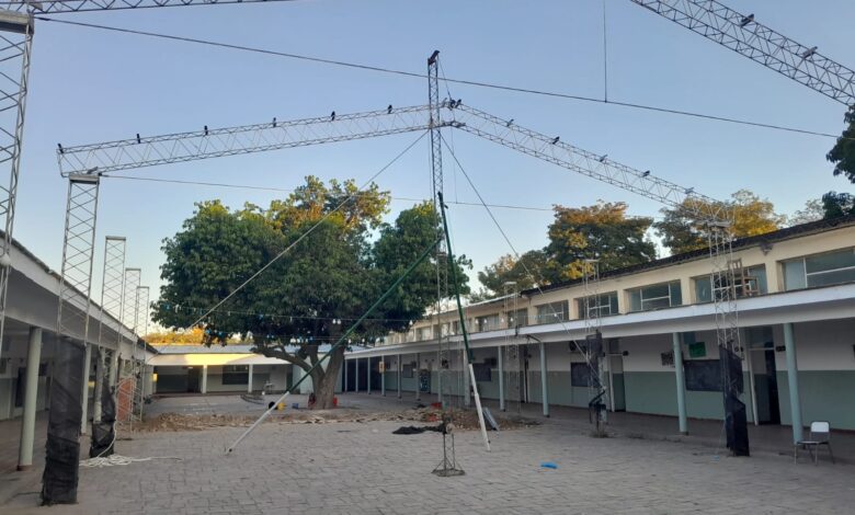 Retoman la obra del tinglado en la Escuela Lidia Sidorenko con avances significativos. Foto: RR SS