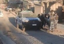La calle fue cortada por agentes de tránsito debido a la presencia de numerosas personas en el lugar. Foto: RR SS