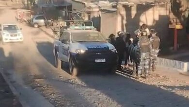 La calle fue cortada por agentes de tránsito debido a la presencia de numerosas personas en el lugar. Foto: RR SS