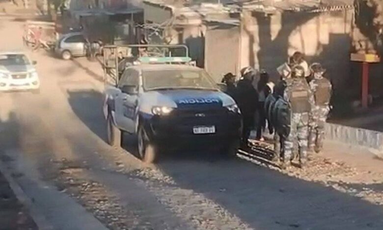 La calle fue cortada por agentes de tránsito debido a la presencia de numerosas personas en el lugar. Foto: RR SS
