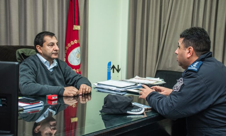 Singh mantuvo una reunión con el Comisario General Omar Dezalot, Jefe del Distrito de Prevención N.º 13. Foto: Municipalidad de Rosario de la Frontera