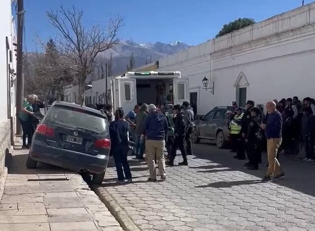 Bomberos, policía y personal de salud intervinieron de inmediato. Foto: RR SS
