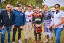 El intendente Franco Hernández Berni, junto a José Butcovich de la Comisión Organizadora, entregaron reconocimientos a Kevin Benavides, bicampeón del Dakar, y a Luciano Benavides, campeón mundial del Rally Raid. Foto: RR SS
