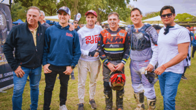 El intendente Franco Hernández Berni, junto a José Butcovich de la Comisión Organizadora, entregaron reconocimientos a Kevin Benavides, bicampeón del Dakar, y a Luciano Benavides, campeón mundial del Rally Raid. Foto: RR SS
