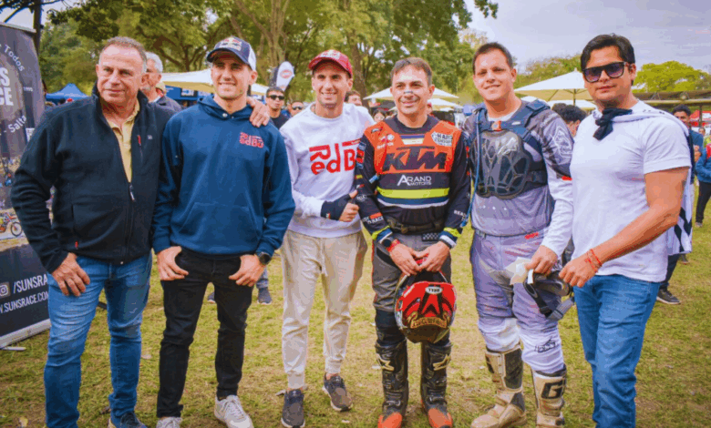 El intendente Franco Hernández Berni, junto a José Butcovich de la Comisión Organizadora, entregaron reconocimientos a Kevin Benavides, bicampeón del Dakar, y a Luciano Benavides, campeón mundial del Rally Raid. Foto: RR SS