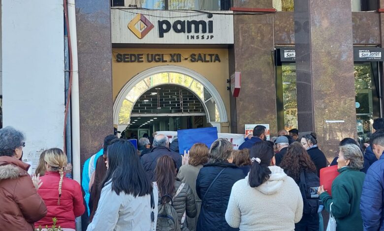 Reclamo en las puertas del PAMI.