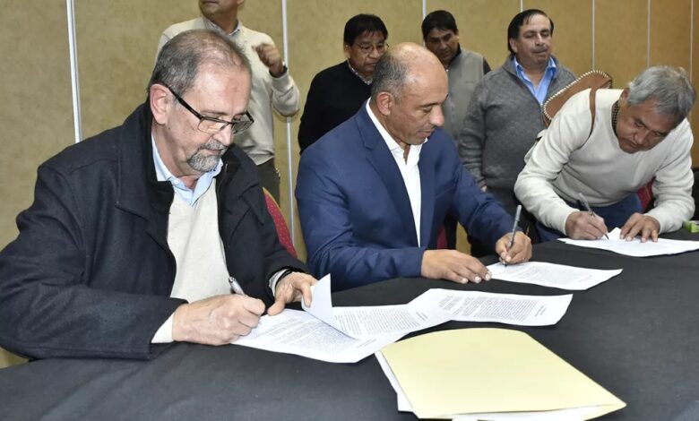 Firma del acuerdo paritario.